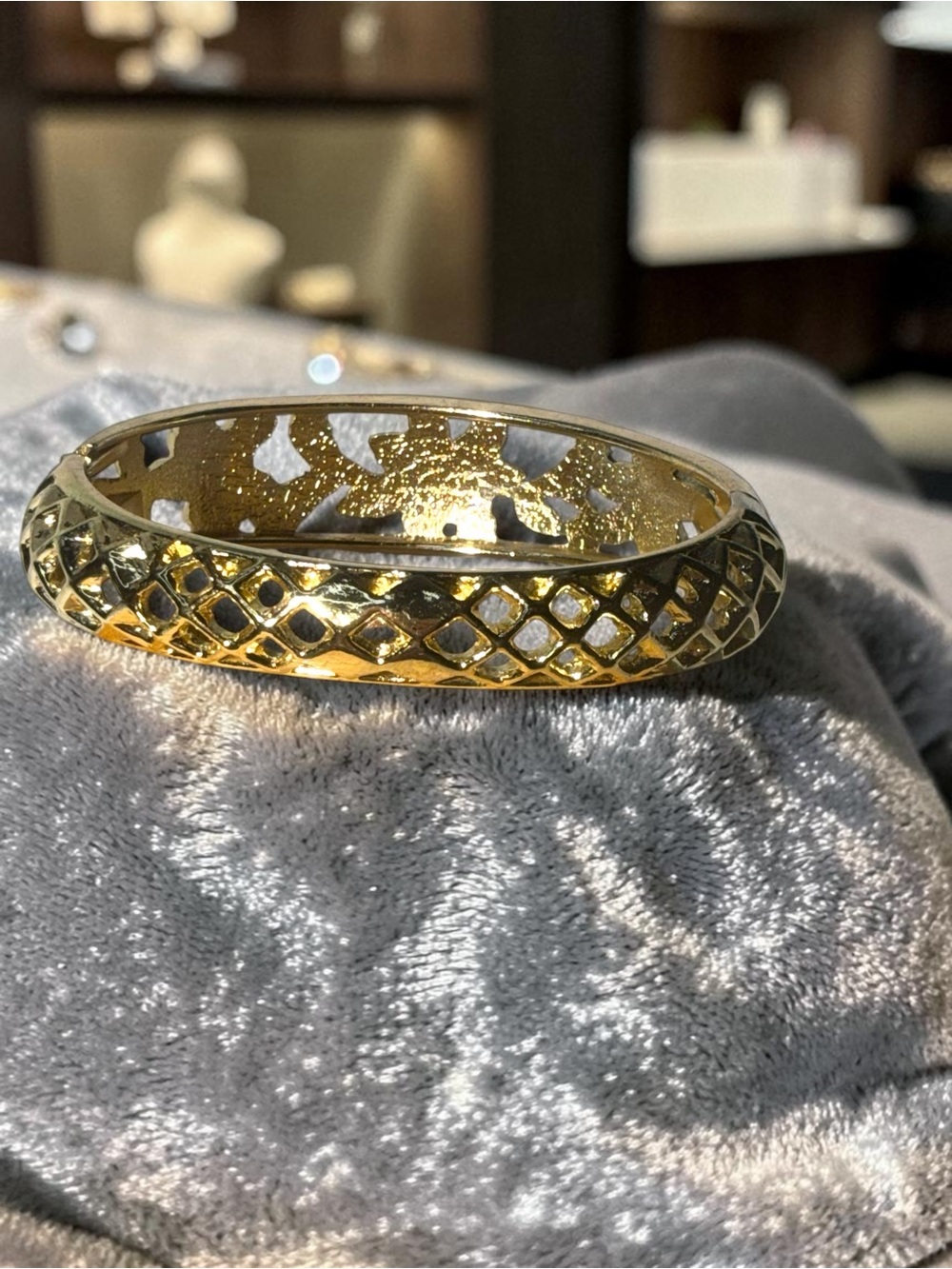 Vintage Multicolor Floral Cloisonné Enamel Hinged Bangle Gold Tone Bracelet - Picture 5 of 7